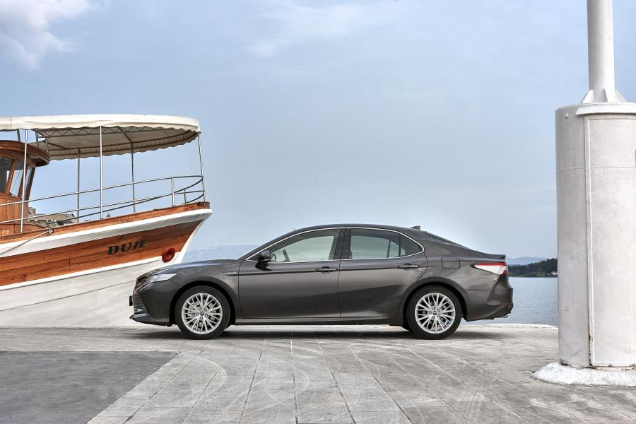  Toyota Camry Hybrid 2019 года  (EU) (фото 44 из 45)
